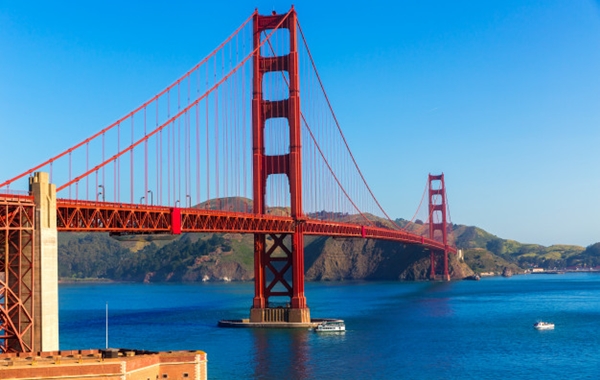 ECOCAR_Chinese_Car_Rental_Golden_Gate_Bridge_USA